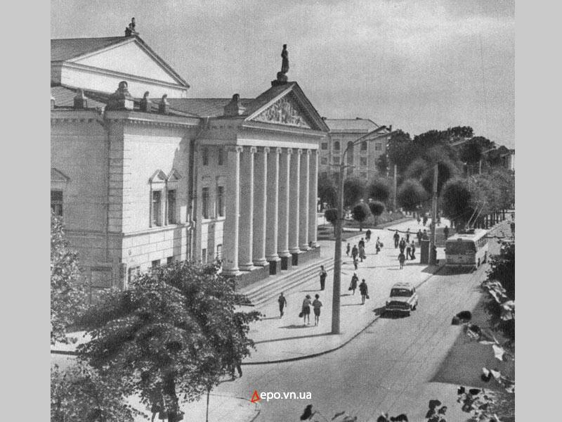Троллейбус Киев-6 возле городского театра.
