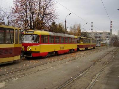 Вагон № 143 на территории депо. Данный трамвай прошел КВР в 2006 году (Предположительно до КВР имел номер 123(?)). Тогда он и обрел необычную для нашего города, окраску кузова. Это единственный вагон Татра Т4 в Виннице, который имеет узкий маршрутоуказатель. Фото 2006 года. Сейчас используется, в основном, как служебная развозка.