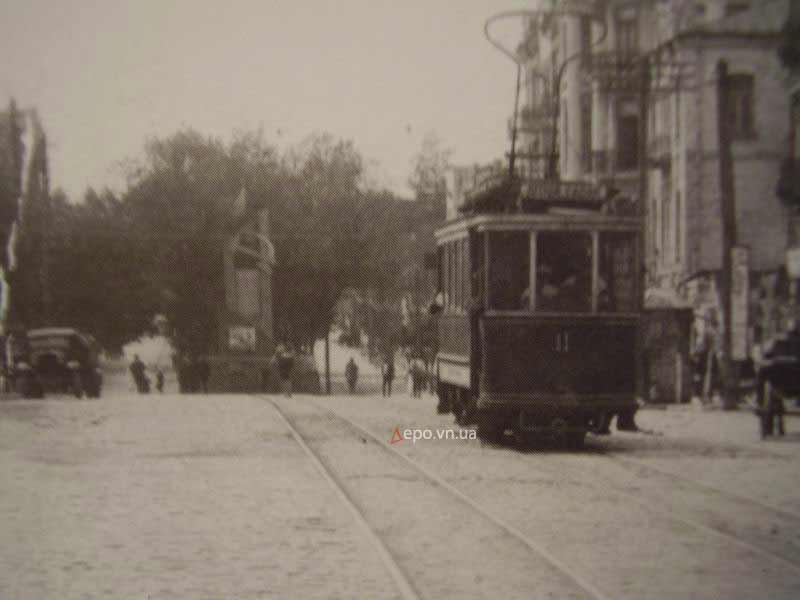 Вагон № 11 MAN на центральной улице. Фотография, предположительно, середины 20-х годов ХХ века.