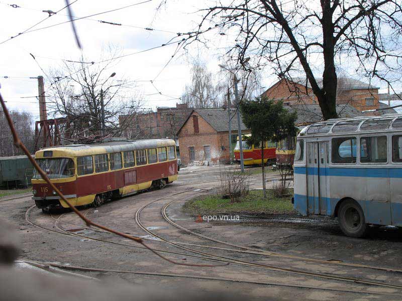 Вагон № 115 на территории депо.