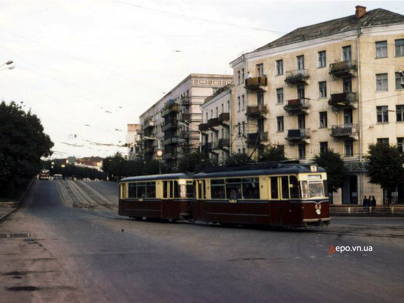 а фотоснимке вагоны №№ 45 и 46 на пл.Гагарина. 1978год.