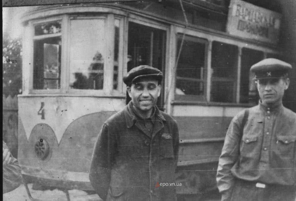 Фото 3 - Вагон № 4 в депо. Фото предположительно 1951 года. Вид сзади. Фотоснимок позволят вблизи, фрагментально, увидеть один из первых вагонов.
