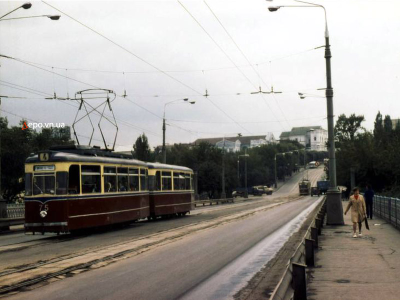 Фото – сцепка на центральном мосту в 1978 году.