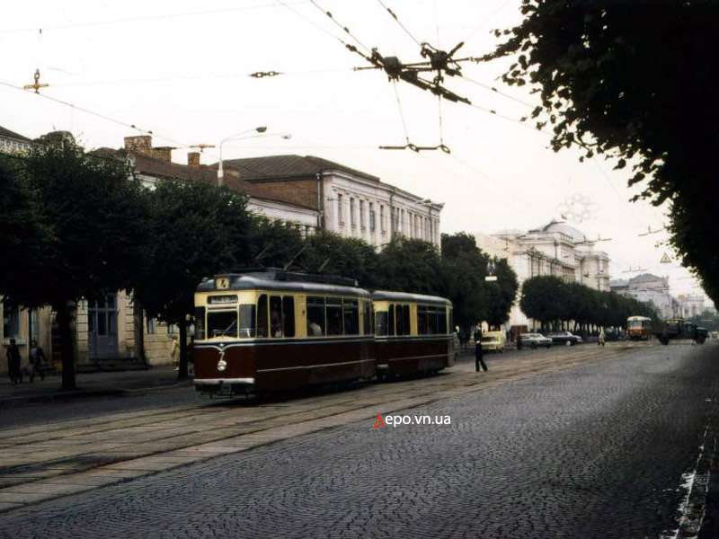 На фотографии поезд на улице Ленина. 1978 год.