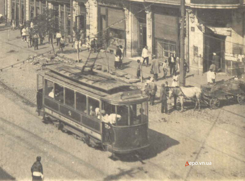 Вагон на улице Ленина. Фото середины 20-х годов ХХ века. На борту стоит герб новой страны