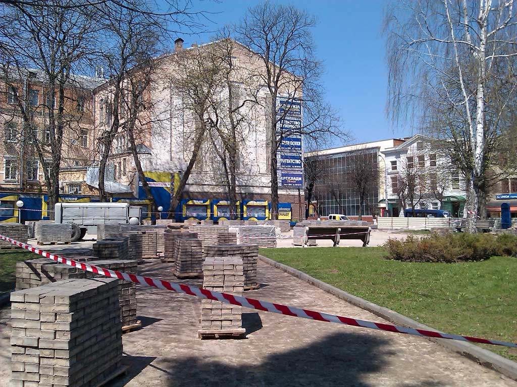 Демонтаж плитки возле фонтана